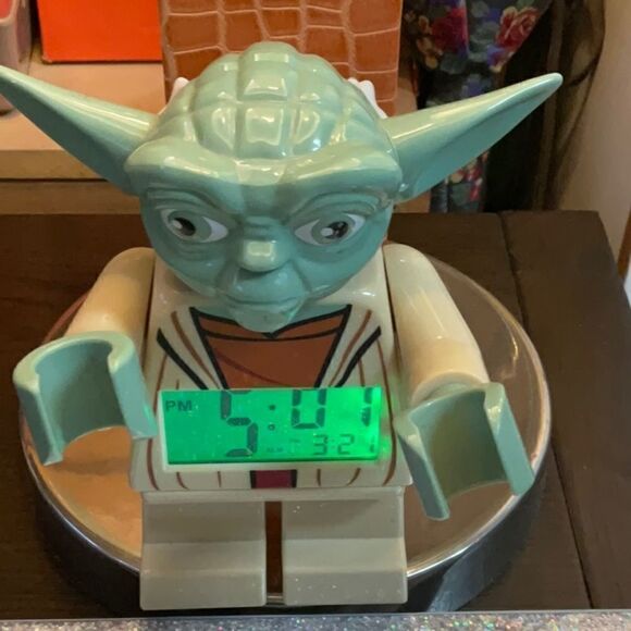 HOST PICK July 2022 - 2010 Yoda Lego Alarm Clock ⏰ GLOWS! Battery operated - Picture 4 of 11